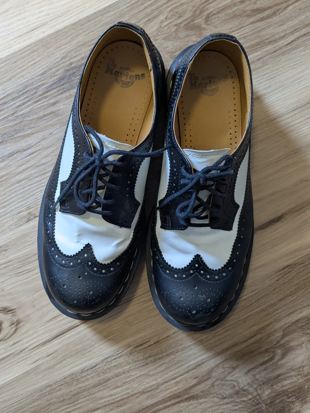 N/A contrast leather details